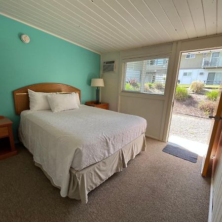 Holiday Beach Resort Motel Okanagan Falls Exterior photo