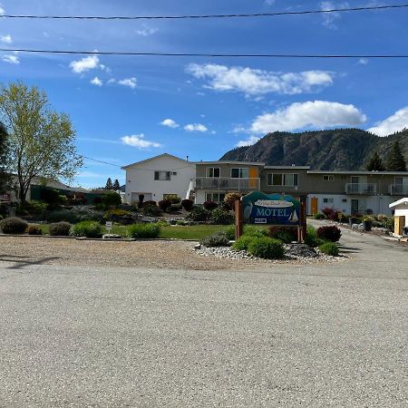 Holiday Beach Resort Motel Okanagan Falls Exterior photo