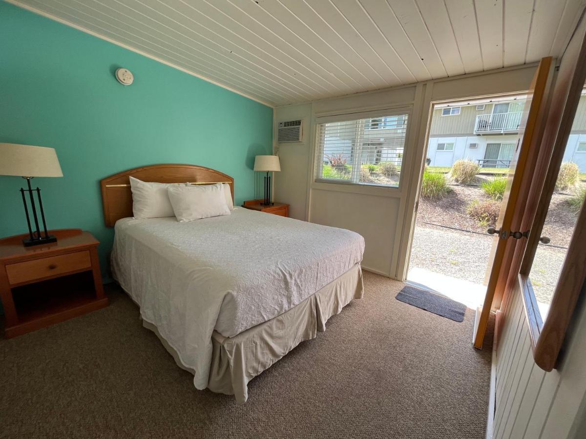 Holiday Beach Resort Motel Okanagan Falls Exterior photo