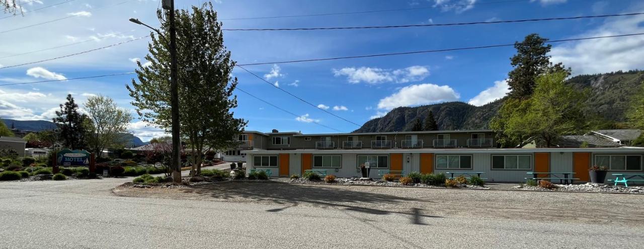 Holiday Beach Resort Motel Okanagan Falls Exterior photo