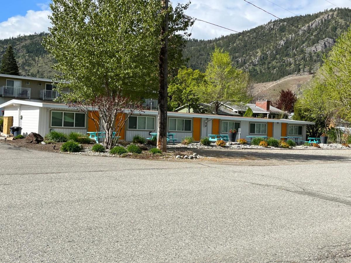 Holiday Beach Resort Motel Okanagan Falls Exterior photo