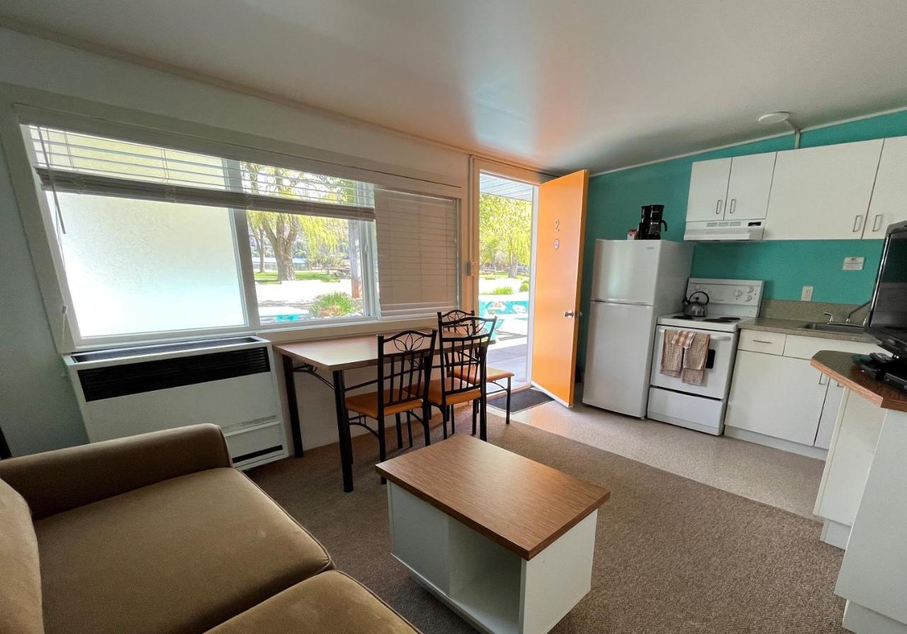 Holiday Beach Resort Motel Okanagan Falls Exterior photo