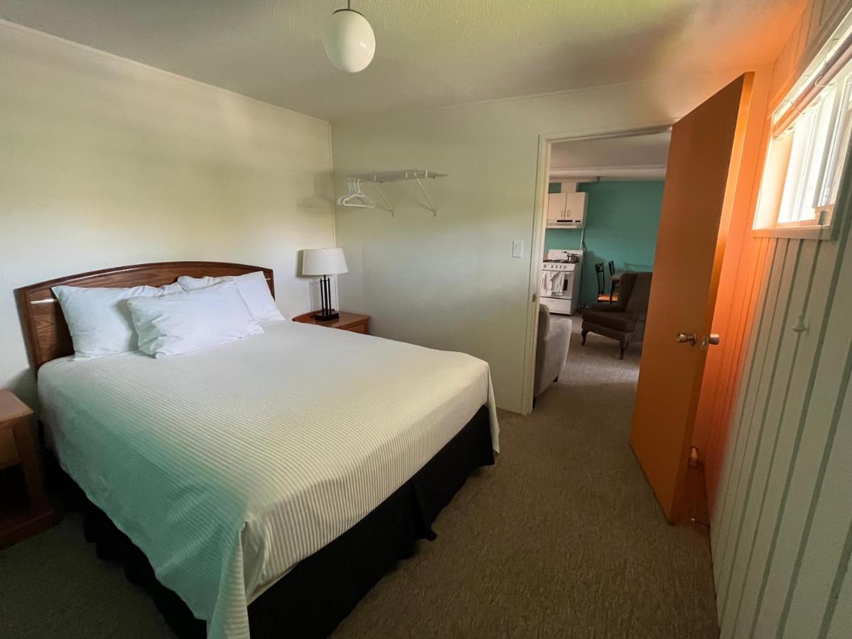 Holiday Beach Resort Motel Okanagan Falls Exterior photo