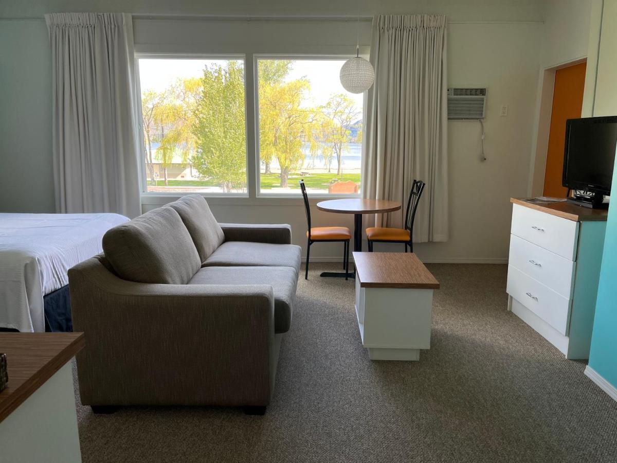 Holiday Beach Resort Motel Okanagan Falls Exterior photo