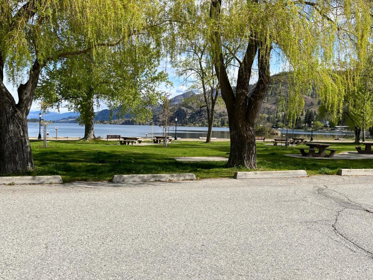 Holiday Beach Resort Motel Okanagan Falls Exterior photo