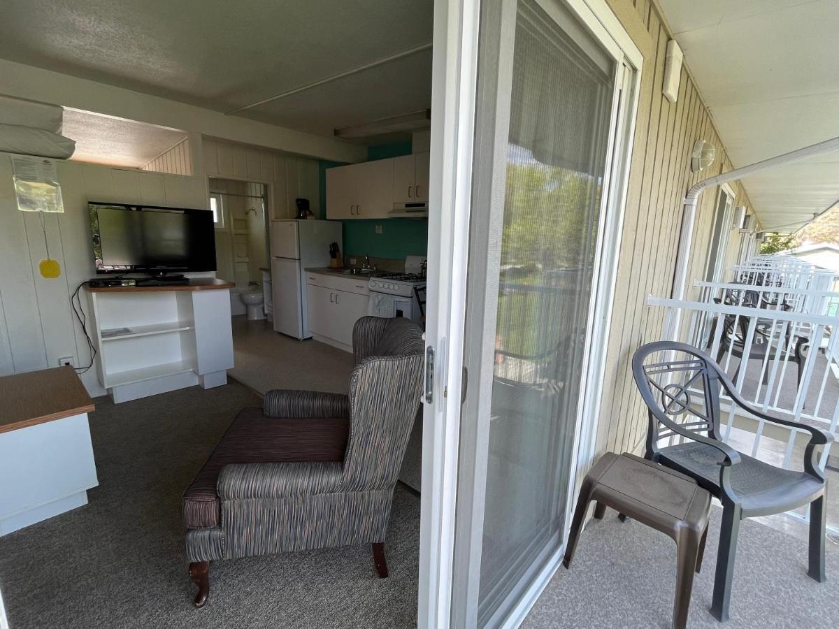 Holiday Beach Resort Motel Okanagan Falls Exterior photo
