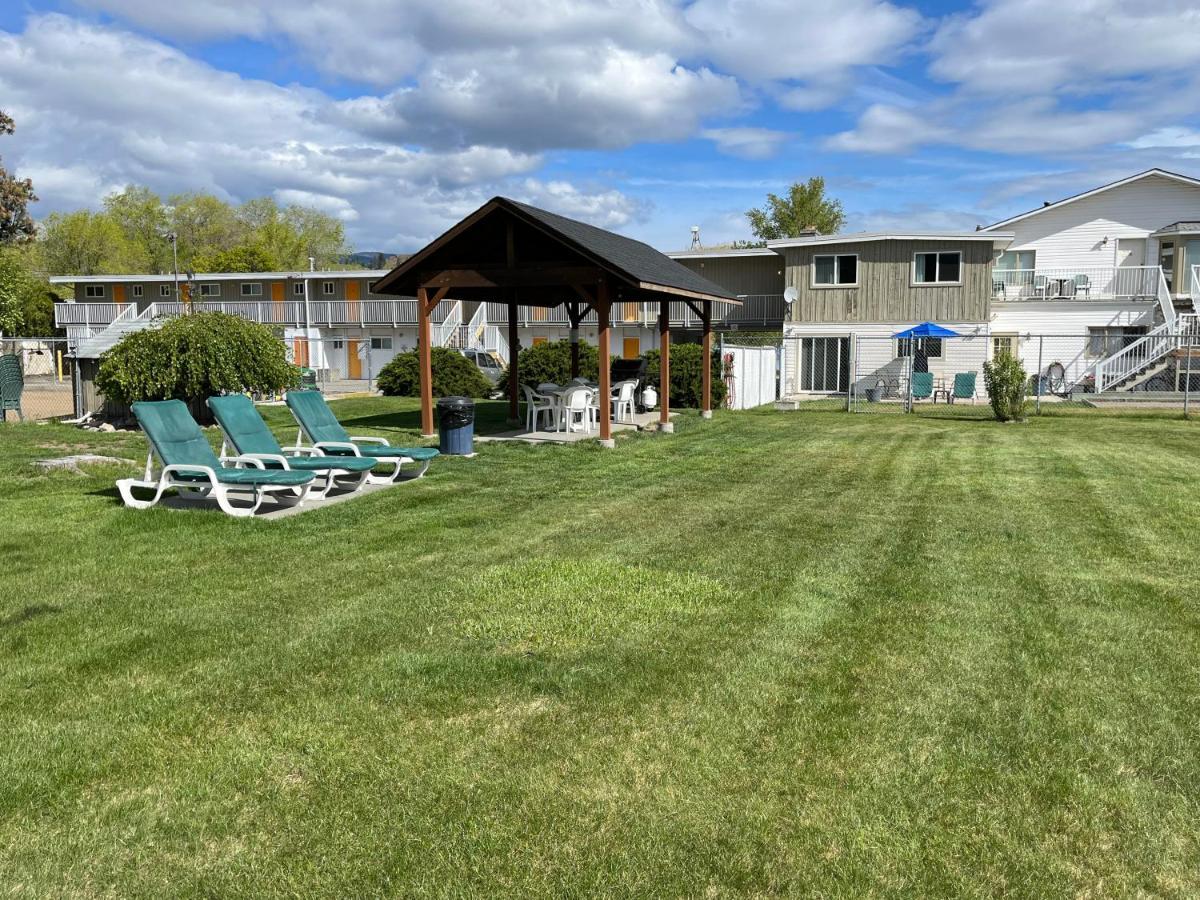Holiday Beach Resort Motel Okanagan Falls Exterior photo