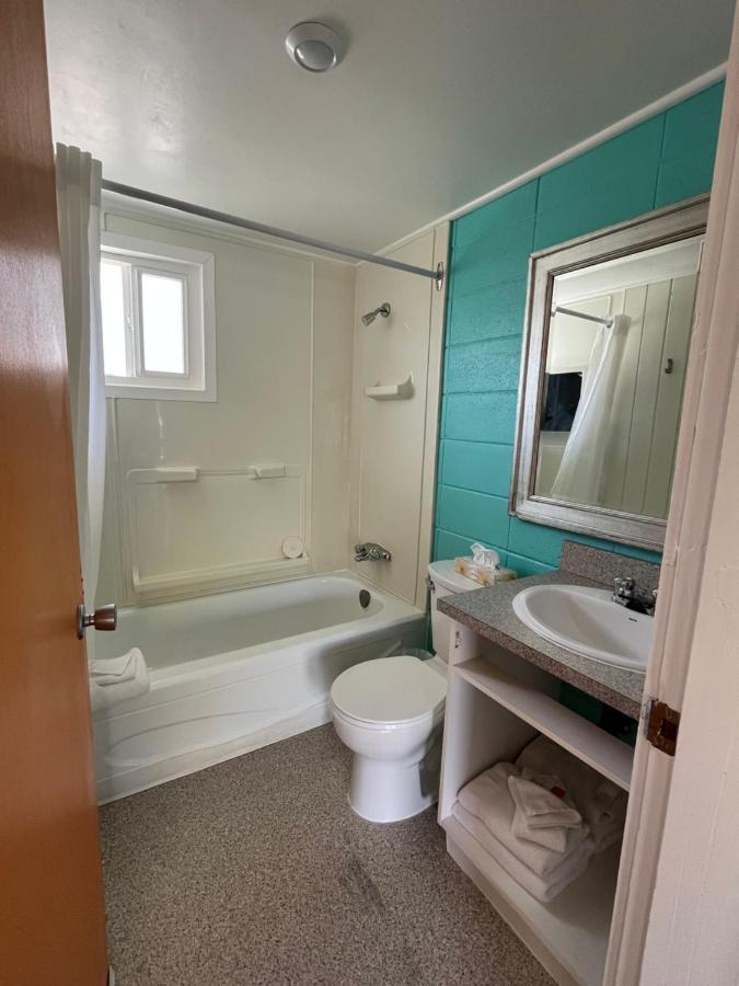 Holiday Beach Resort Motel Okanagan Falls Exterior photo