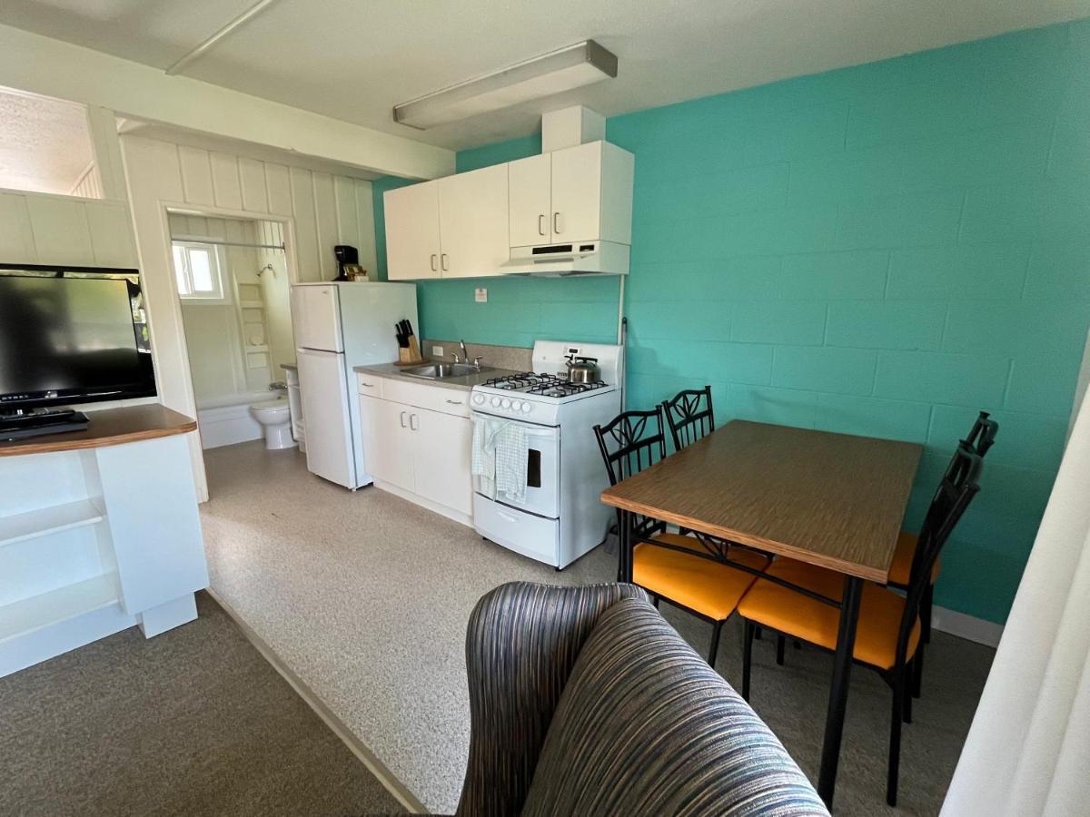 Holiday Beach Resort Motel Okanagan Falls Exterior photo
