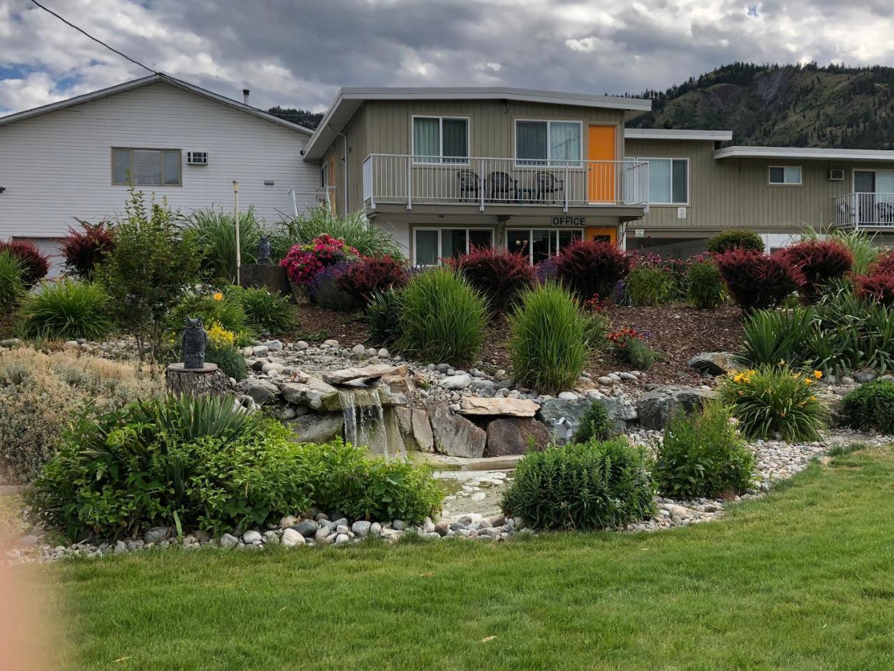 Holiday Beach Resort Motel Okanagan Falls Exterior photo