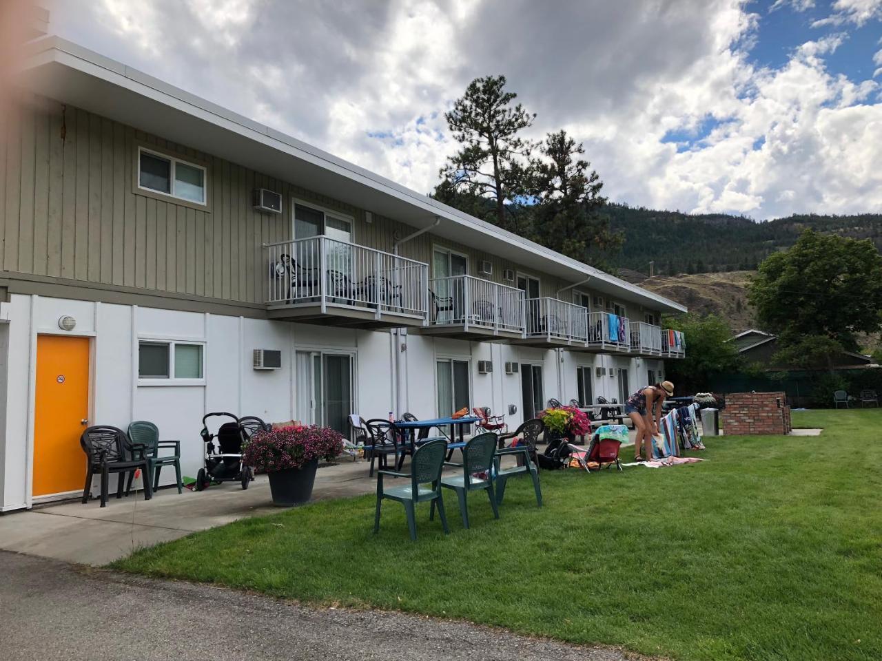 Holiday Beach Resort Motel Okanagan Falls Exterior photo