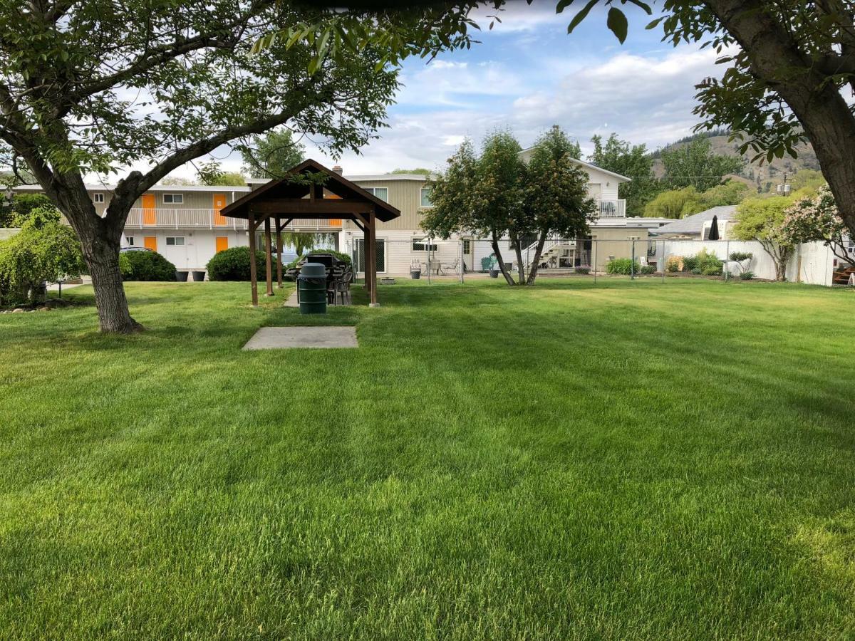 Holiday Beach Resort Motel Okanagan Falls Exterior photo