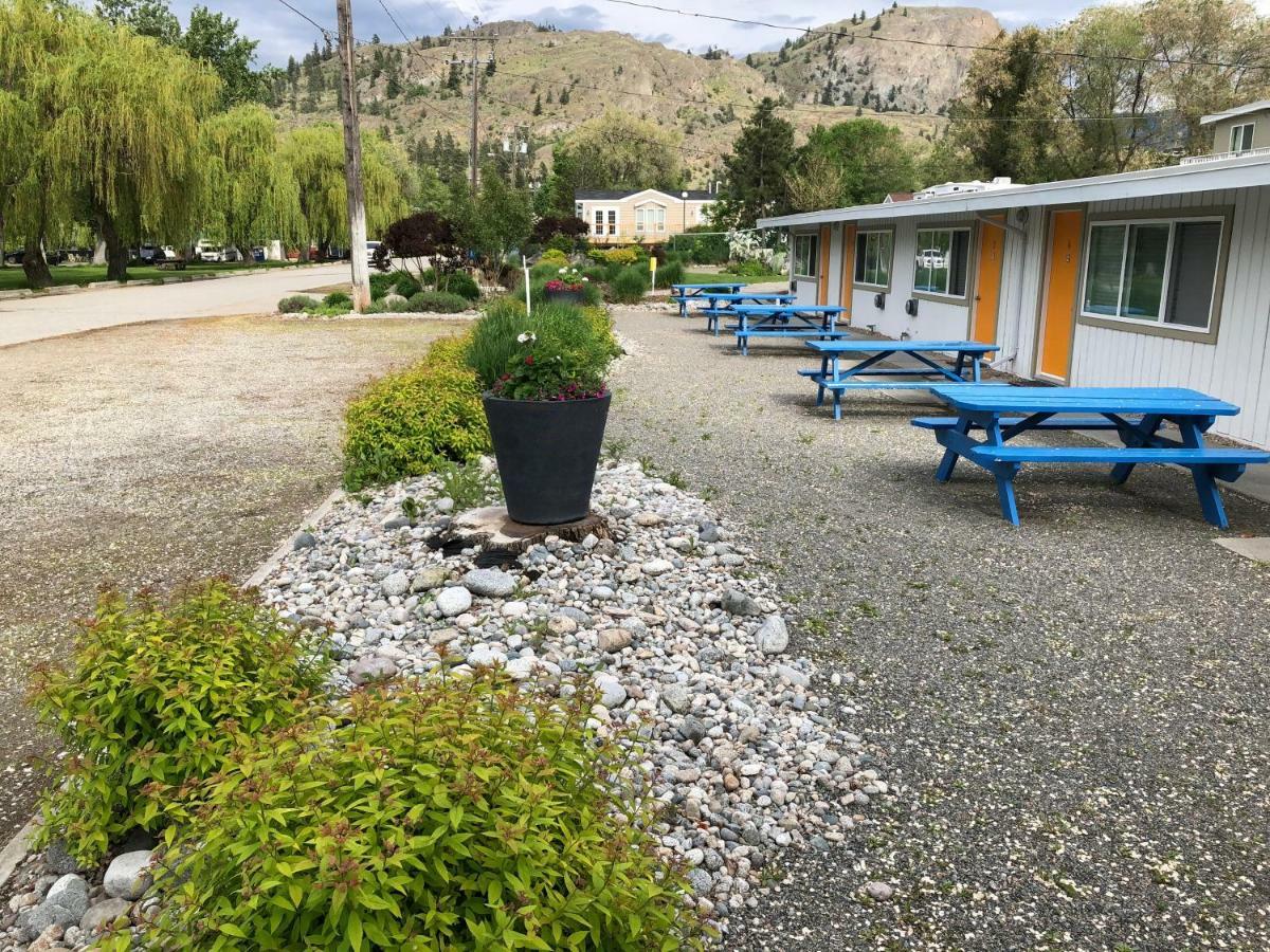Holiday Beach Resort Motel Okanagan Falls Exterior photo