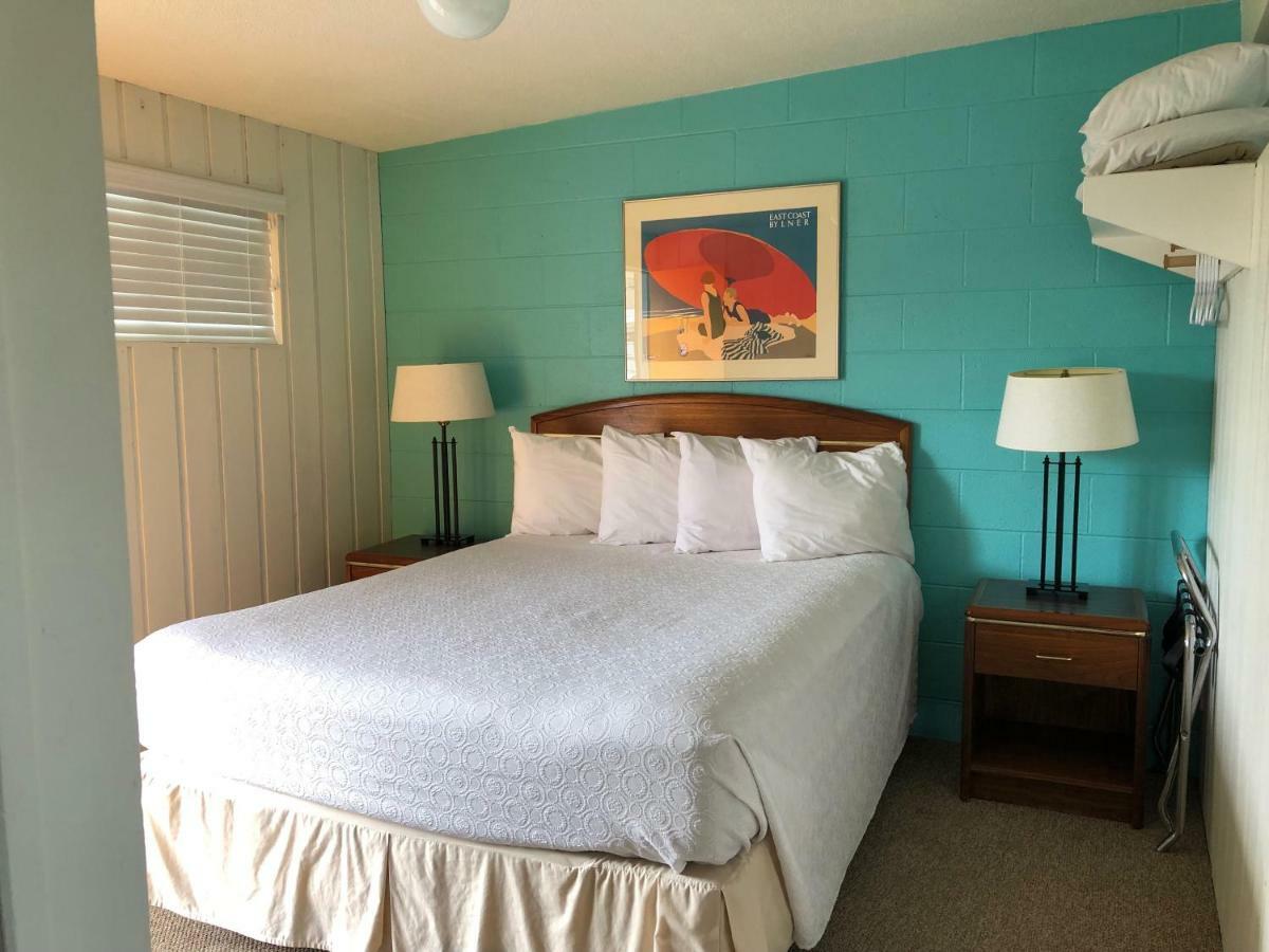 Holiday Beach Resort Motel Okanagan Falls Exterior photo