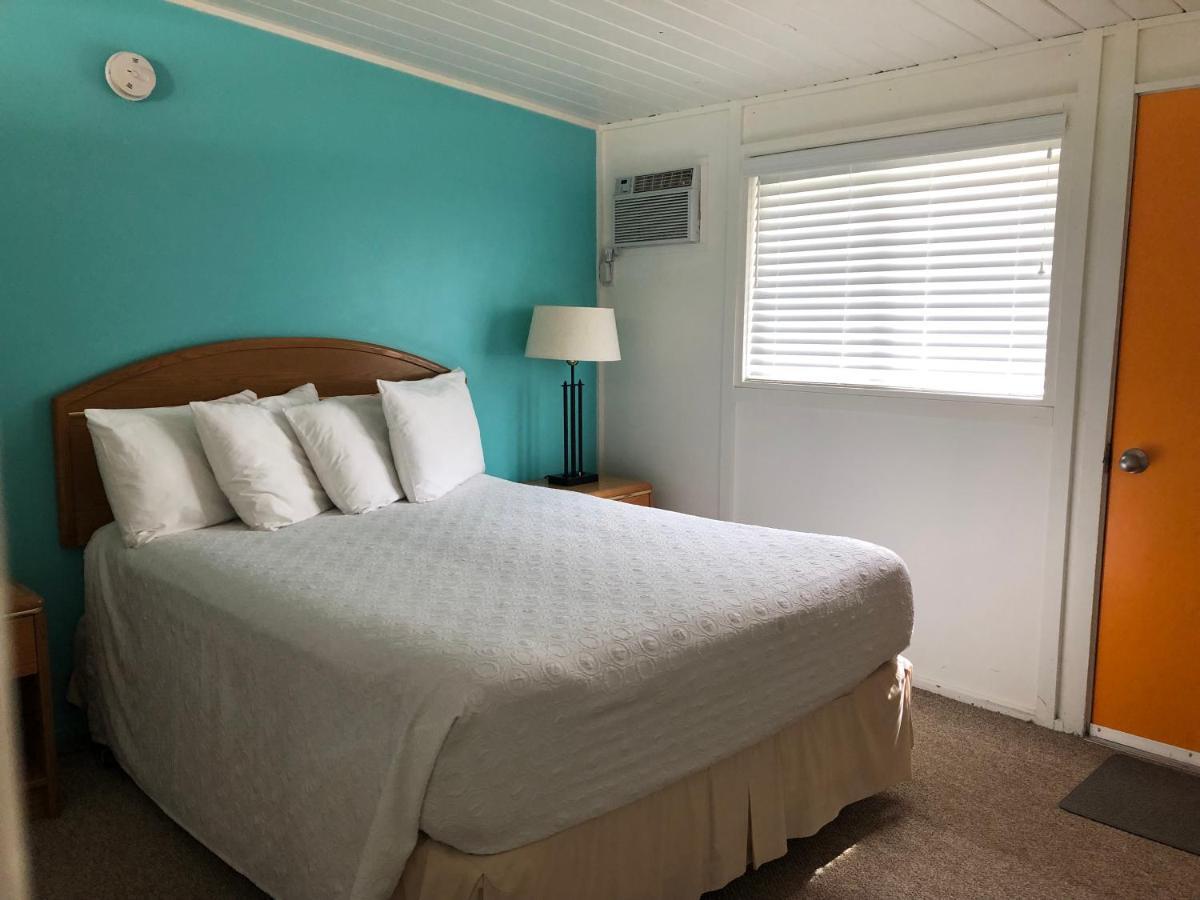 Holiday Beach Resort Motel Okanagan Falls Exterior photo