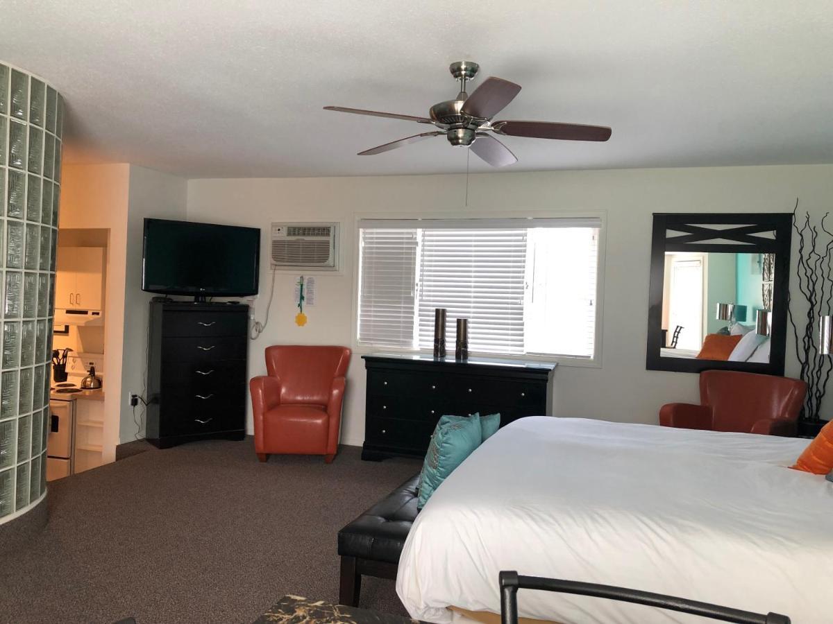 Holiday Beach Resort Motel Okanagan Falls Exterior photo