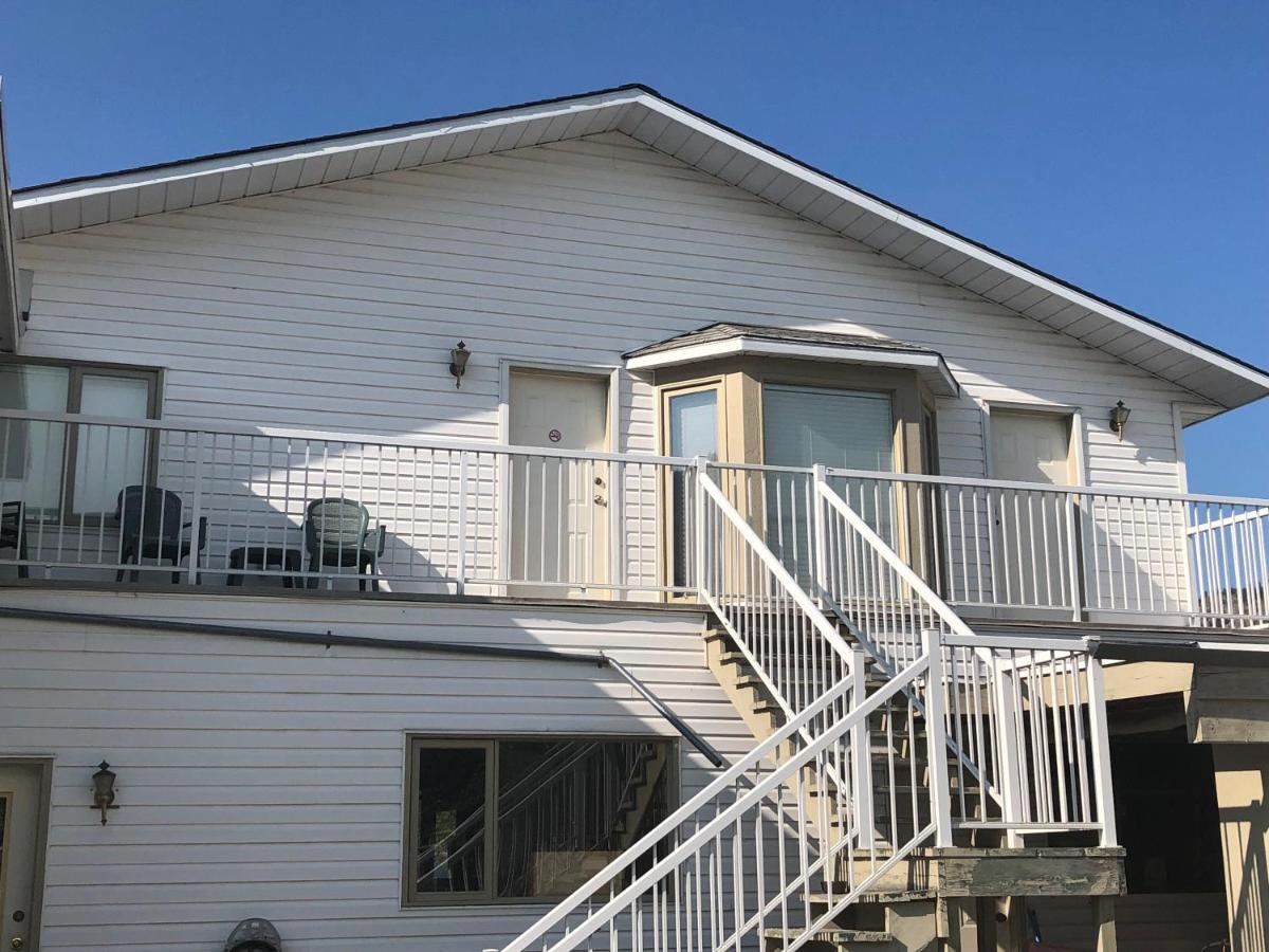 Holiday Beach Resort Motel Okanagan Falls Exterior photo