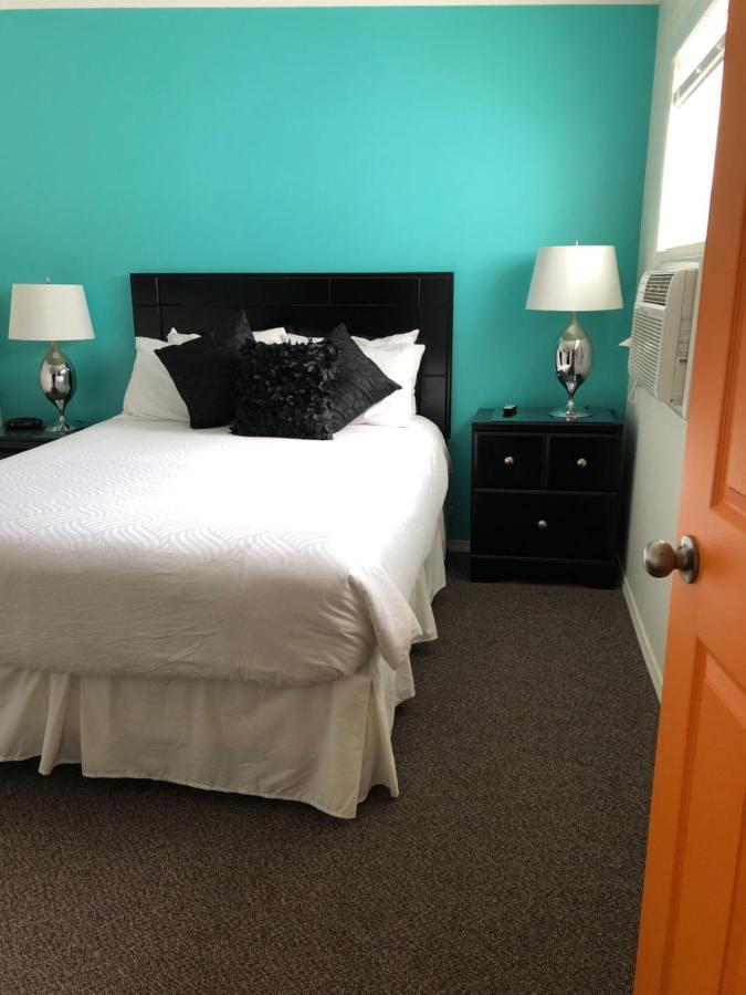 Holiday Beach Resort Motel Okanagan Falls Exterior photo