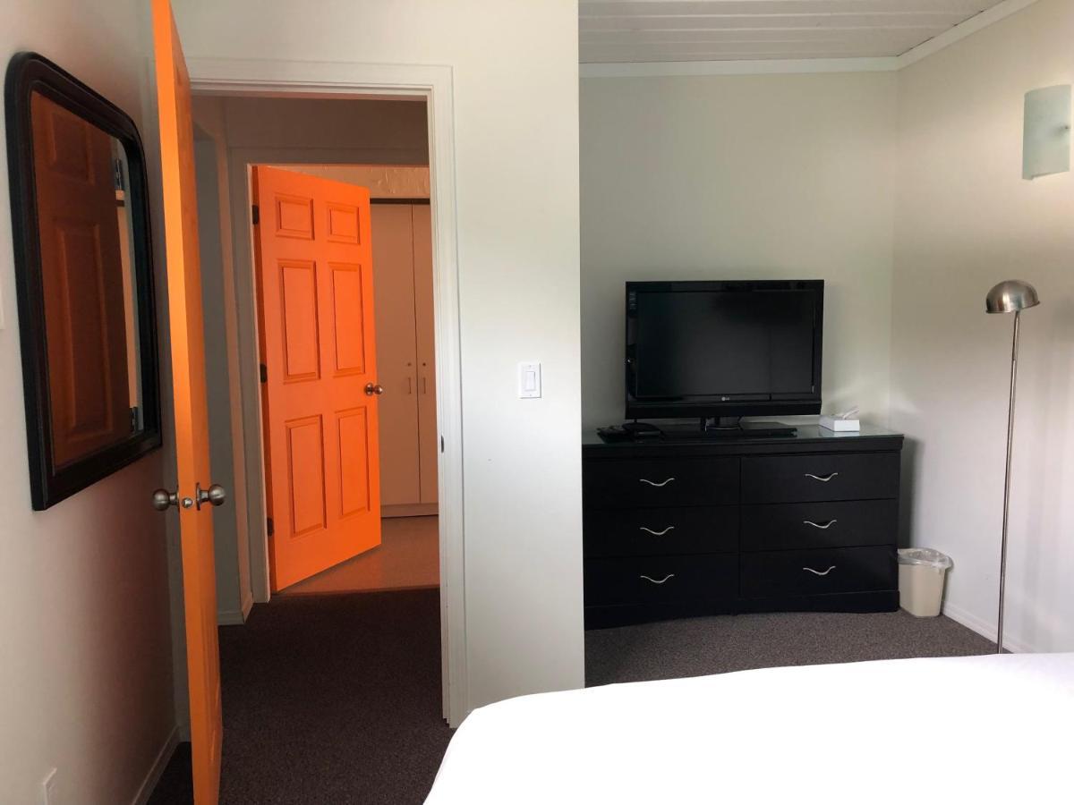 Holiday Beach Resort Motel Okanagan Falls Exterior photo