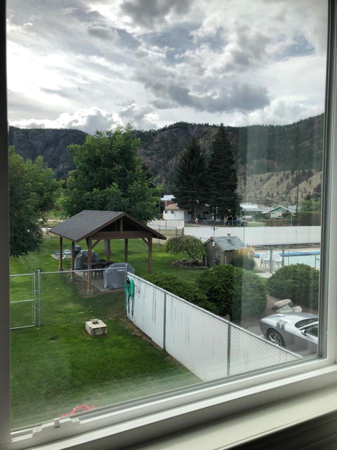 Holiday Beach Resort Motel Okanagan Falls Exterior photo