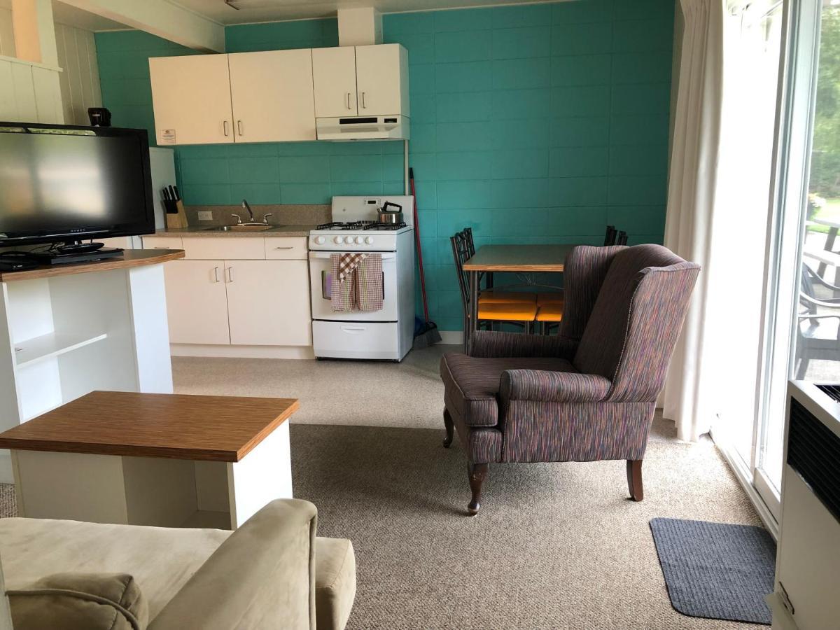 Holiday Beach Resort Motel Okanagan Falls Exterior photo