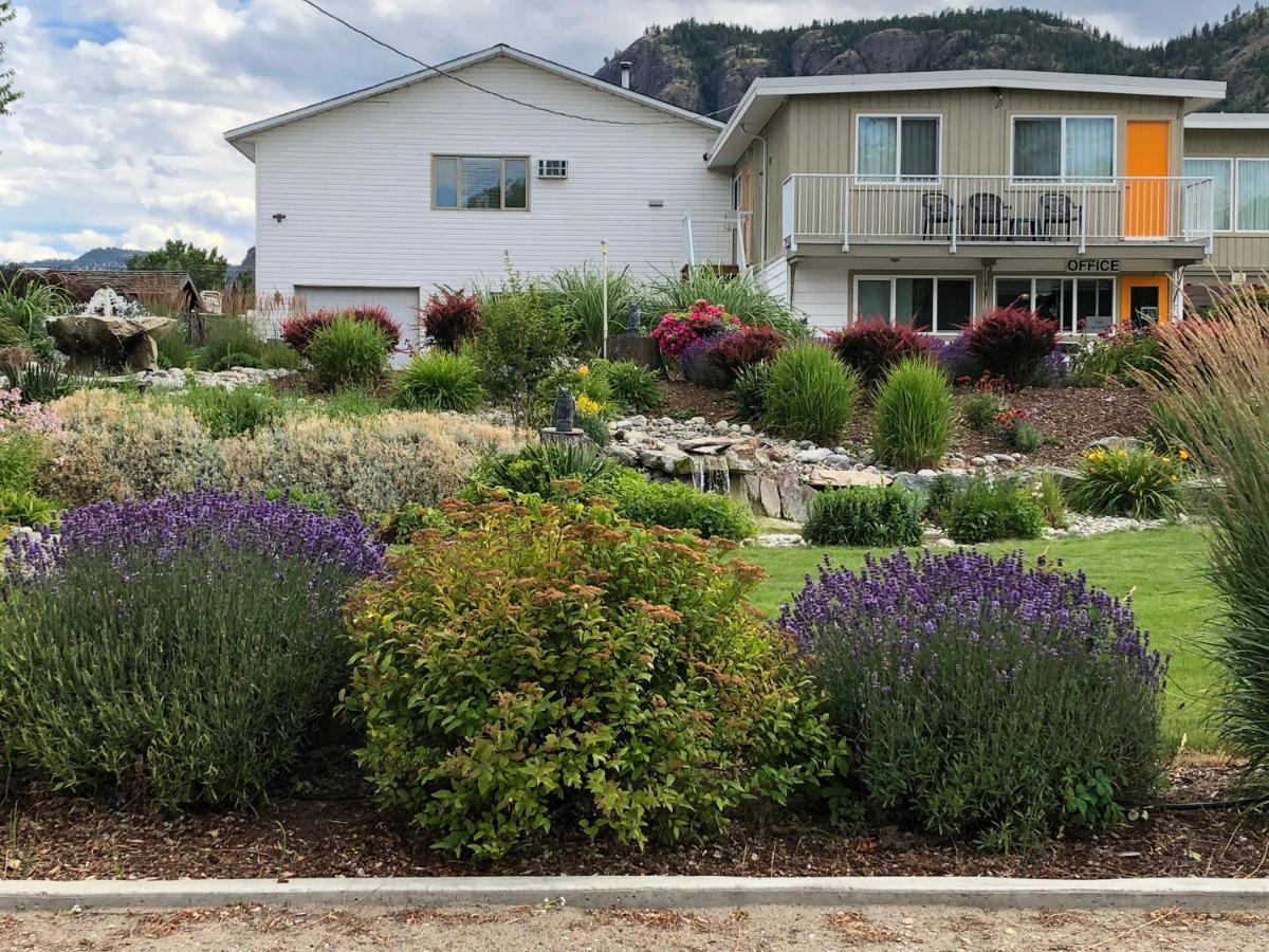 Holiday Beach Resort Motel Okanagan Falls Exterior photo