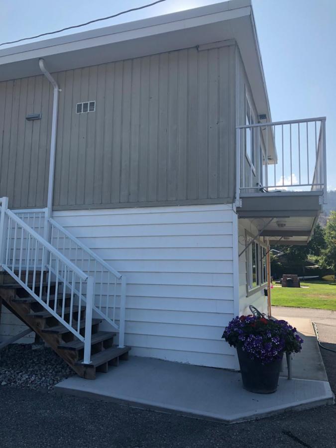Holiday Beach Resort Motel Okanagan Falls Exterior photo