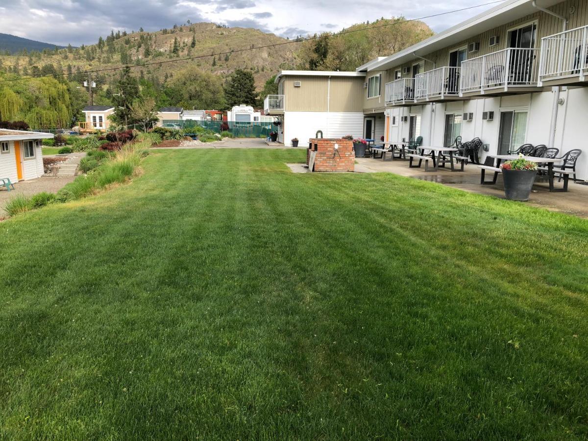 Holiday Beach Resort Motel Okanagan Falls Exterior photo