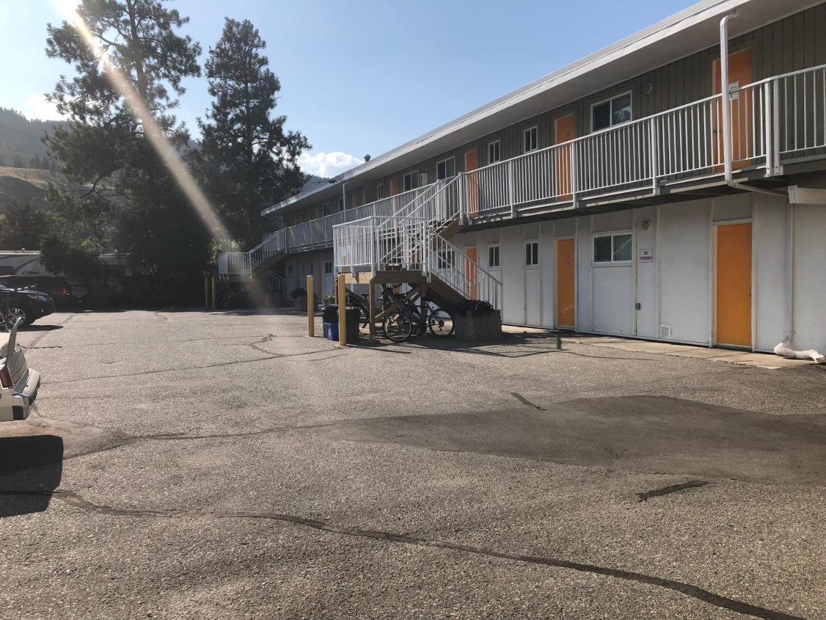 Holiday Beach Resort Motel Okanagan Falls Exterior photo