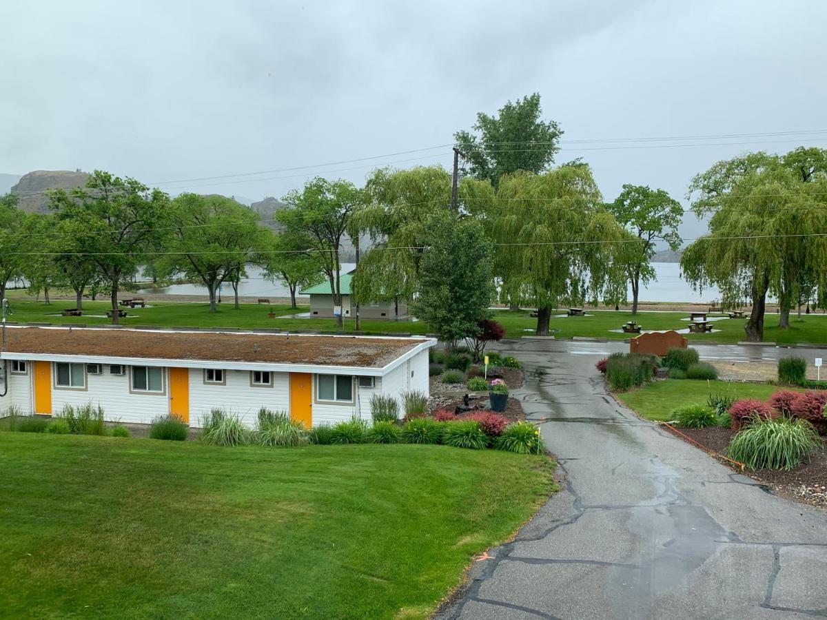 Holiday Beach Resort Motel Okanagan Falls Exterior photo